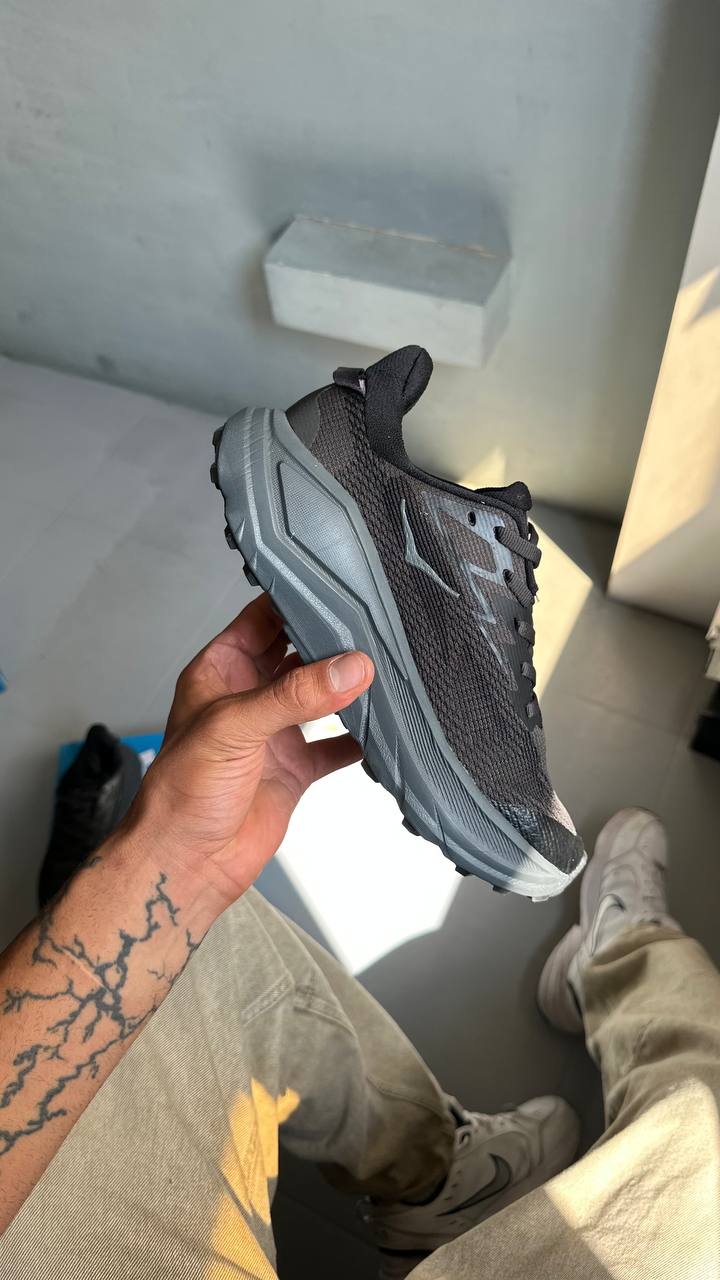 HOKA Challenger 8